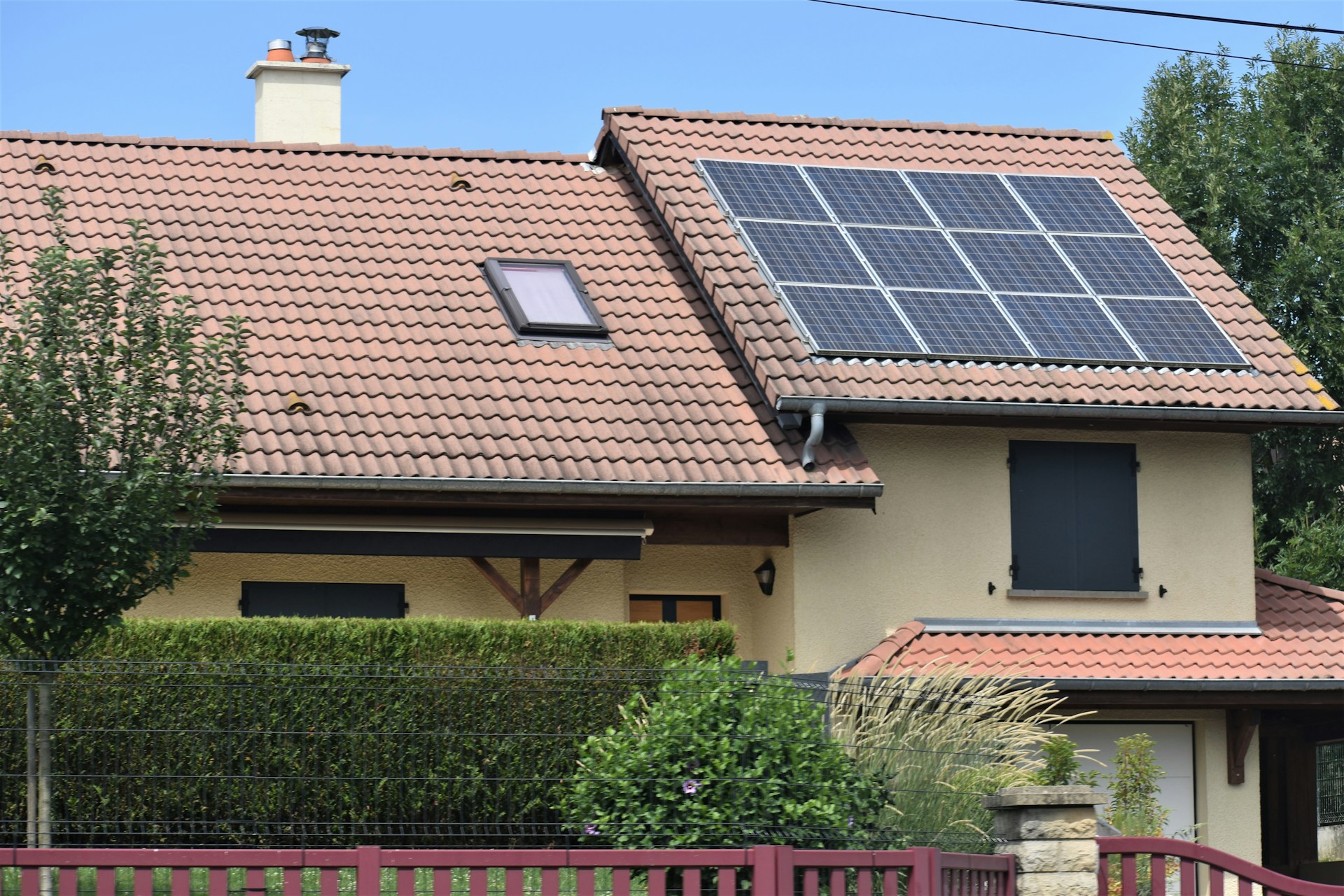 maison avec panneaux solaires aérovoltaïques avis