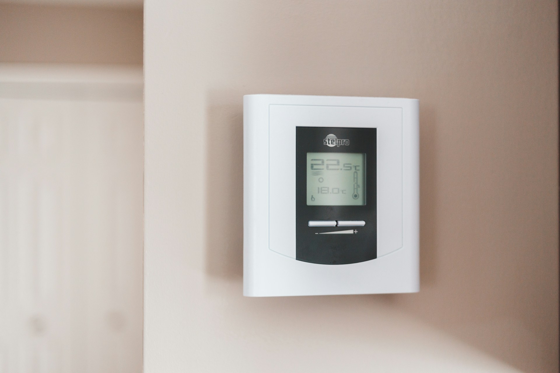 thermostat connecté sur un mur