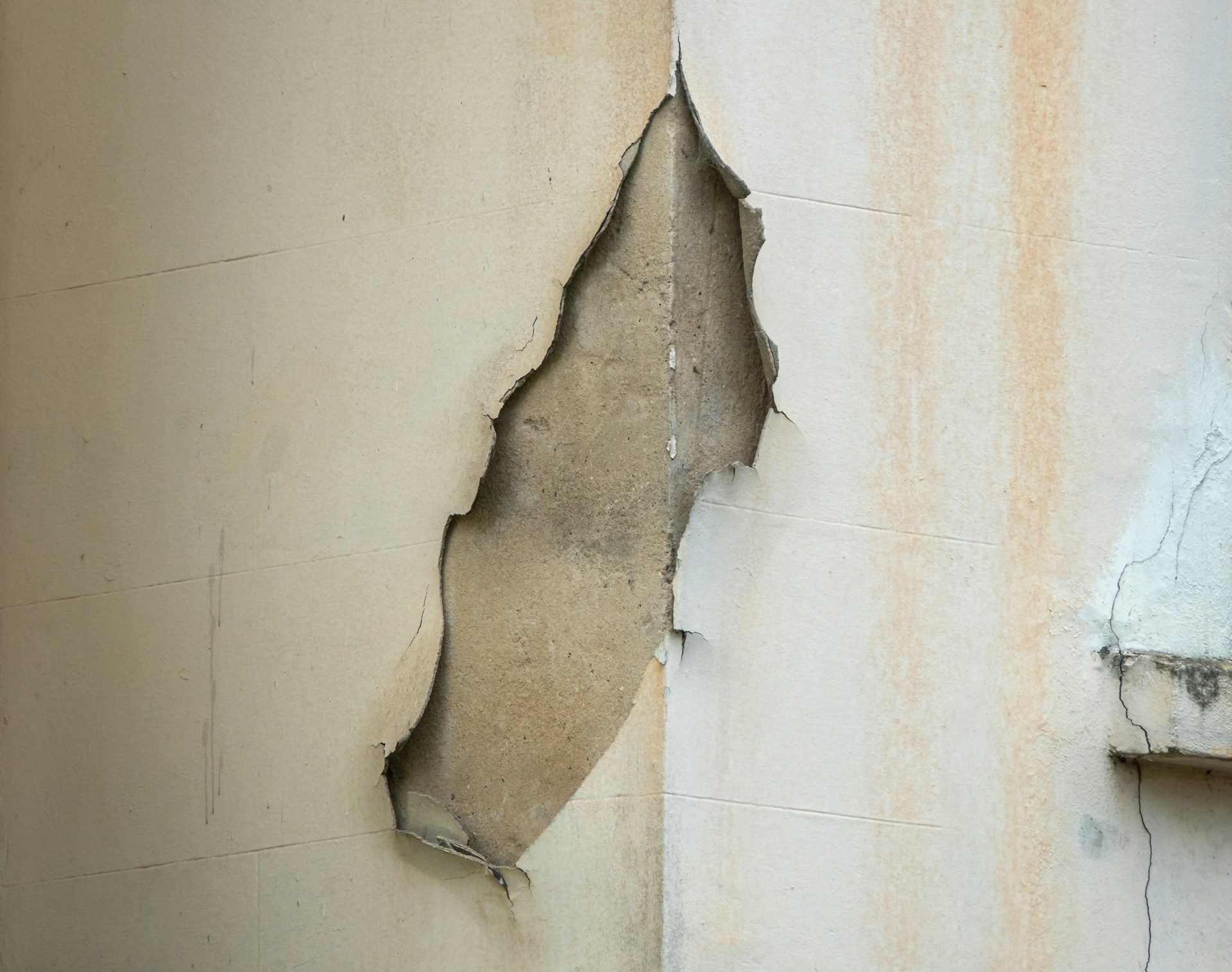 fissure grave dans le coin d'un mur extérieur